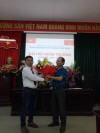 Thầy Nguyễn Văn Dũng tặng hoa chúc mừng Đại hội