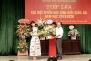 Bà Nguyễn Y Nhung tặng hoa chúc mừng Nhà trường.