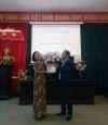 Thầy giáo Nguyễn Văn Dũng tặng hoa chúc mừng nhà giáo Trần Thị Loan