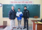 Gia đình thầy Phạm Minh Tuấn trao học sổng cho 03 em học sinh giỏi có hoàn cảnh khó khăn