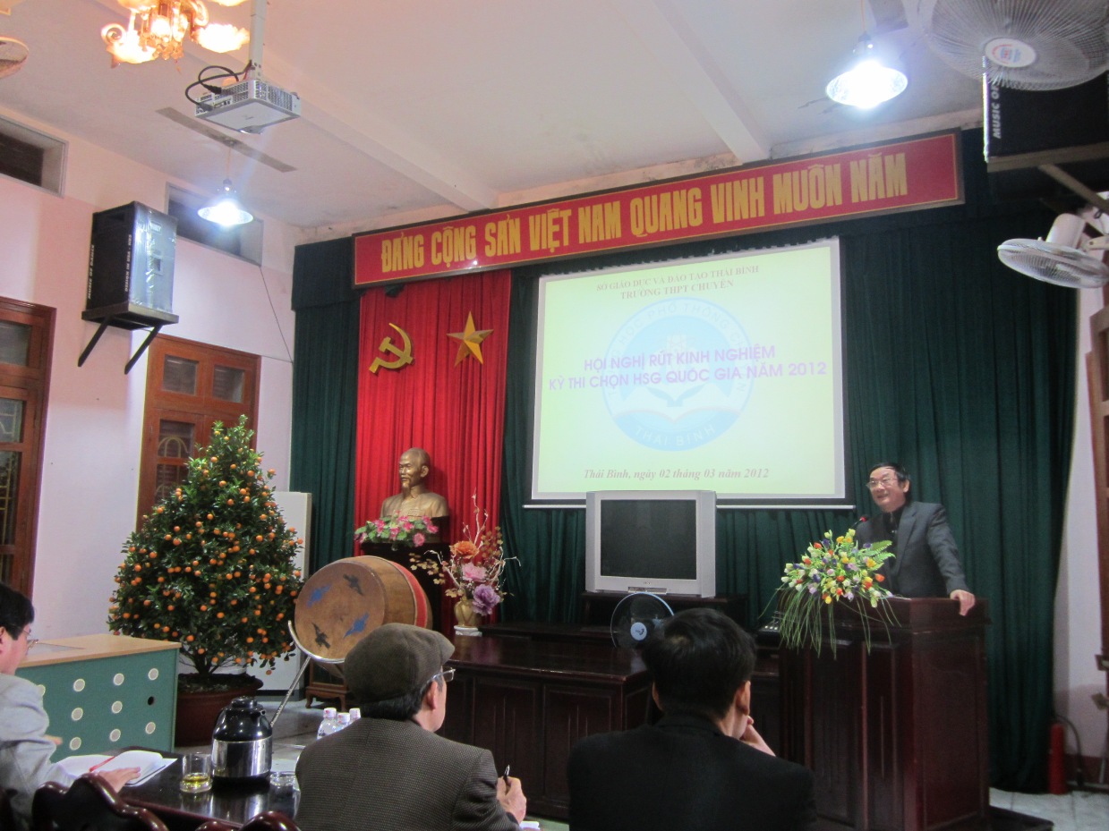 Nhà giáo Nguyễn Quang Thuấn phát biểu với toàn thể các thầy cô chủ nhiệm đội tuyển