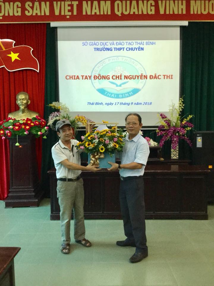 Đồng chí Nguyễn Văn Dũng, Hiệu trưởng nhà trường tặng hoa đồng chí Nguyễn Đắc Thi