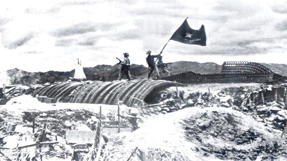 Bộ đội Trung đoàn 209 (Đại đoàn 312) cắm cờ trên nóc hầm Đờ Cát-xtơ-ri tại Điện Biên Phủ chiều 7-5-1954. Ảnh tư liệu.