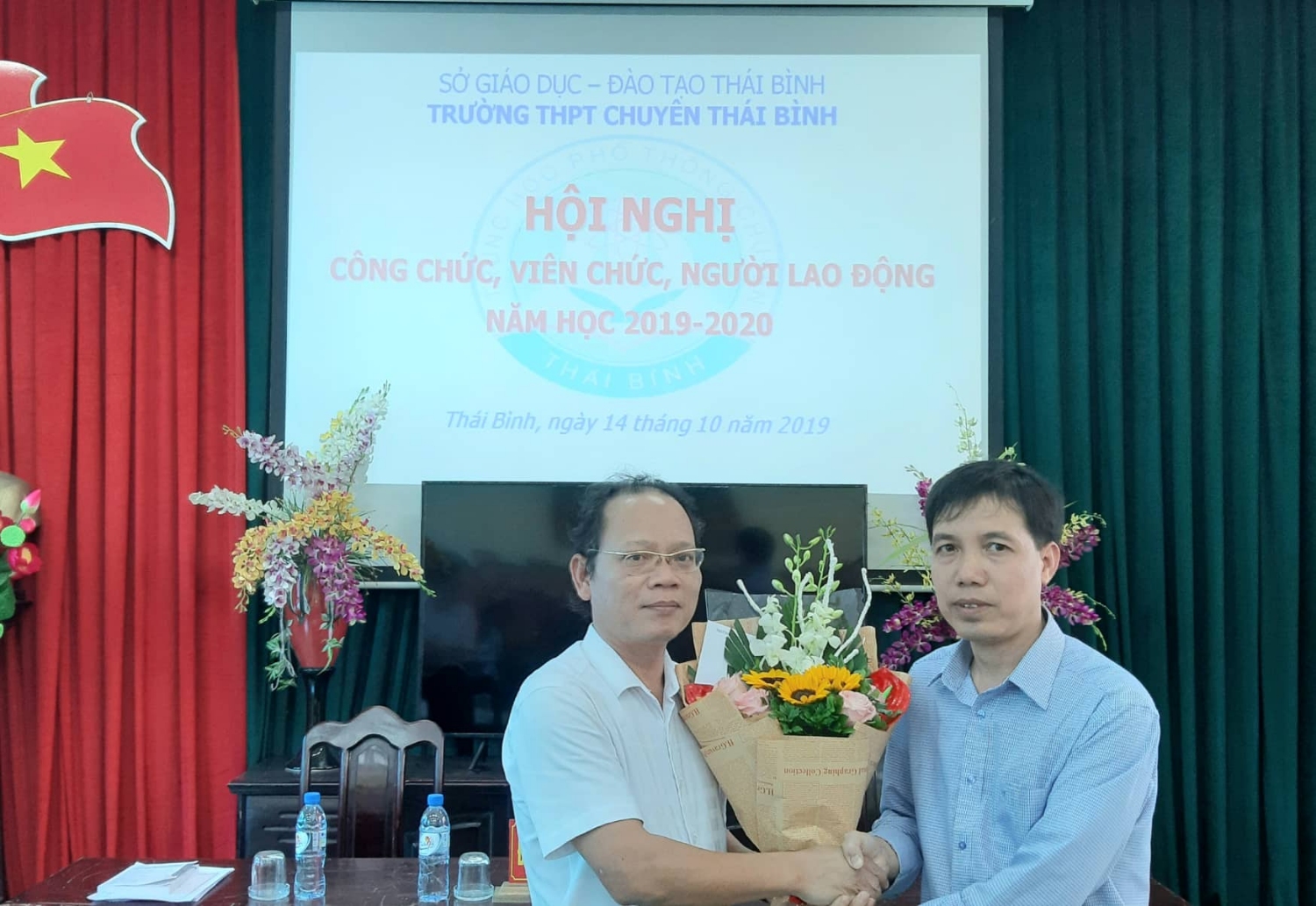 Bác Lê Trung Kiên, Hội trưởng Hội Phụ huỵnh học sinh trường cũng có mặt để chúc mừng Hội nghị.