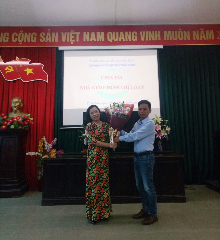 Thầy giáo Trần Đăng Khoa tặng hoa chúc mừng nhà giáo Trần Thị Loan
