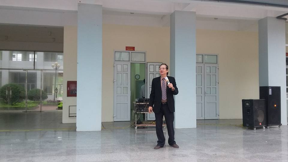 Tiến sĩ Nguyễn Lê Minh tư vấn hướng nghiệp cho học sinh