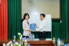 Đồng chí Nguyễn Ngọc Hà, Phó Giám đốc Sở trao Quyết định cho đồng chí Nguyễn Thị Hiền