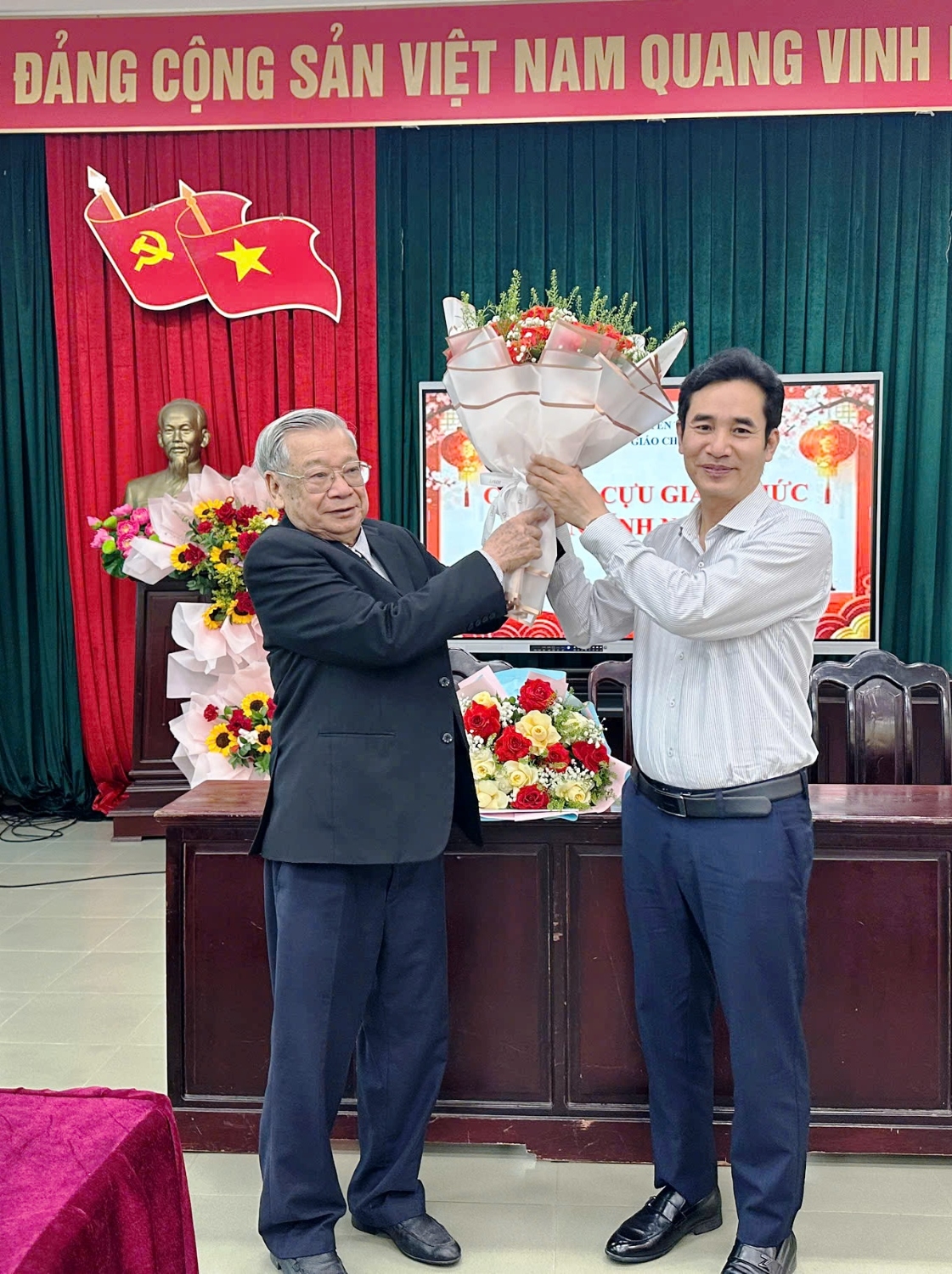 Thầy Sính tặng hoa