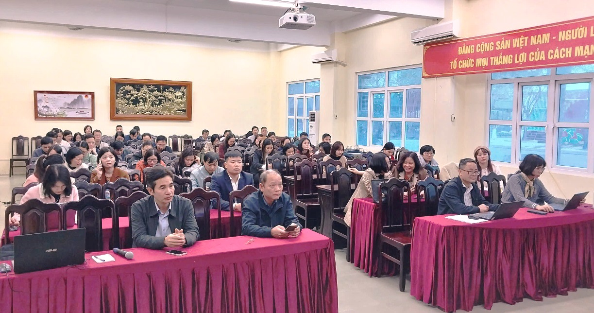 Đảng viên thuộc Đảng bộ bộ phận Trường THPT Chuyên Thái Bình nghiêm túc tham dự Hội nghị toàn quốc nghiên cứu, học tập, quán triệt và triển khai thực hiện Nghị quyết Đại hội XIV của Đảng