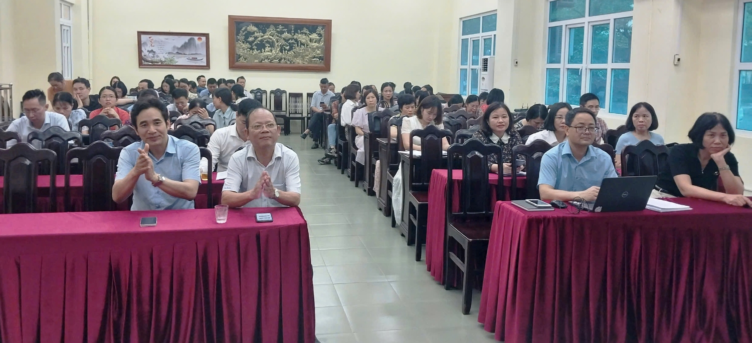 Đảng viên thuộc ĐBBP Trường theo dõi Hội nghị trên Kênh VTV1 của Đài Truyền hình Việt Nam