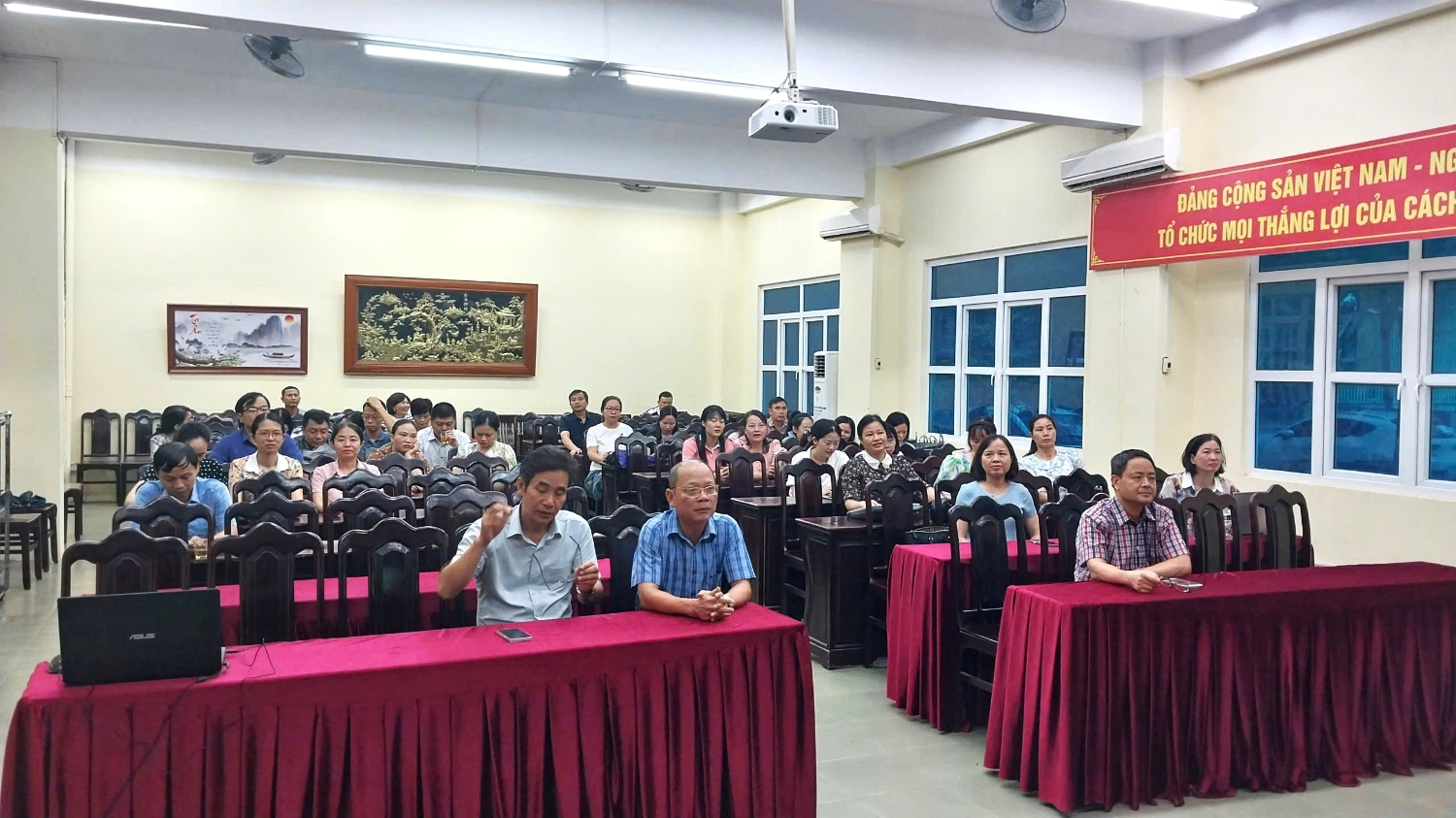 Đảng viên thuộc ĐBBP Trường tham dự Hội nghị toàn quốc nghiên cứu học tập, quán triệt và triển khai thực hiện Nghị quyết Hội nghị lần thứ ba Ban Chấp hành Trung ương Đảng khóa XIV